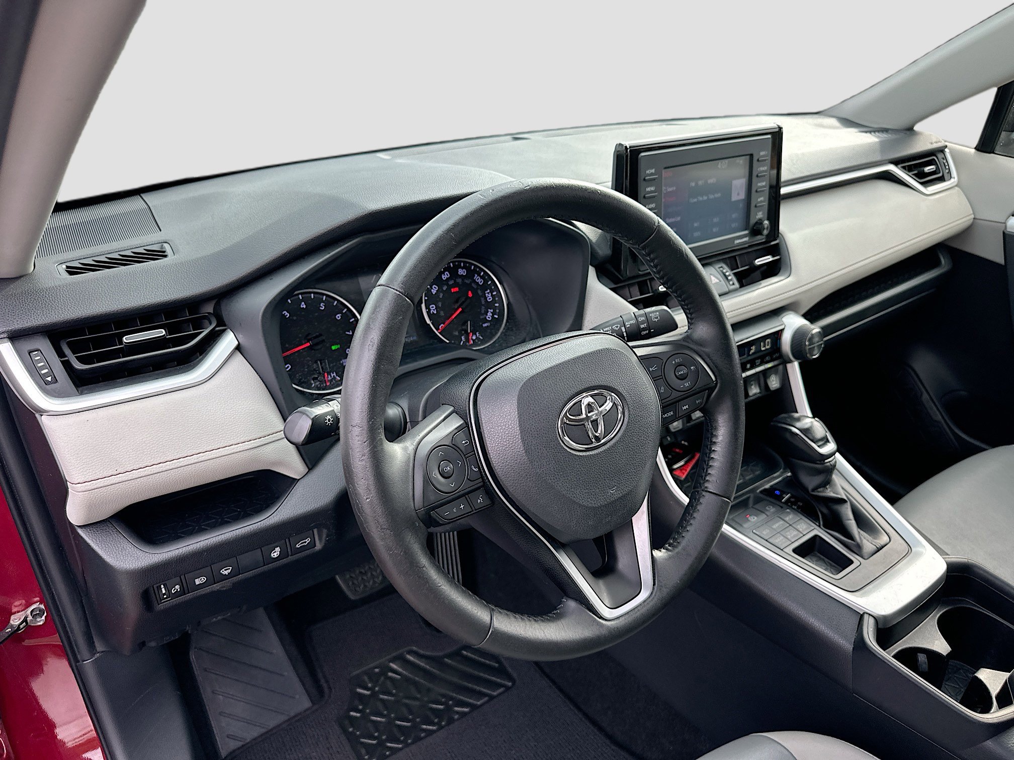 Used 2020 Toyota RAV4 XLE Premium image 9