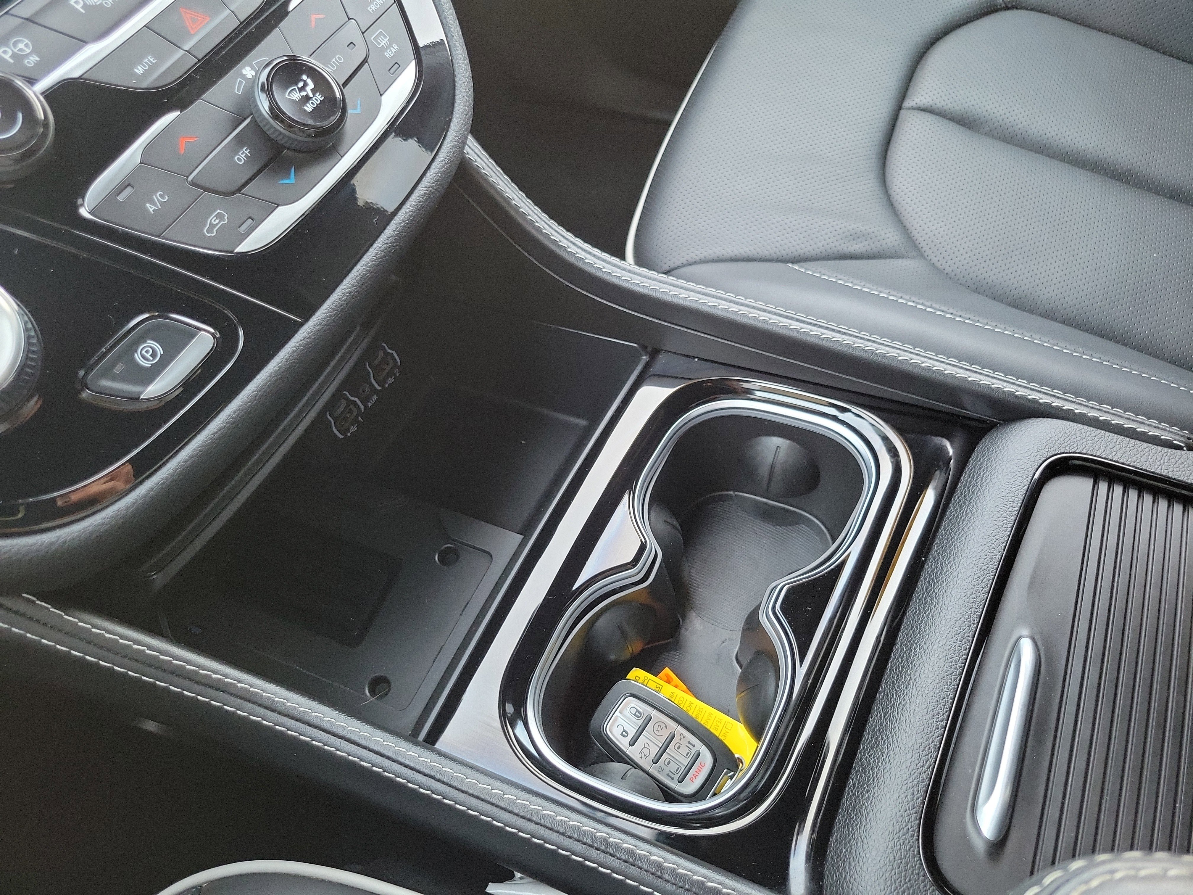 Used 2025 Chrysler Pacifica Premium image 16