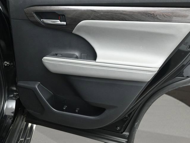 Used 2022 Toyota Highlander Limited image 18