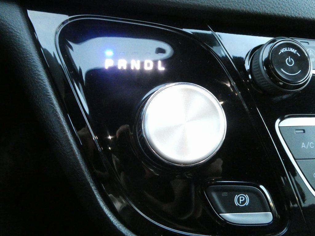 Used 2025 Chrysler Pacifica Select image 7