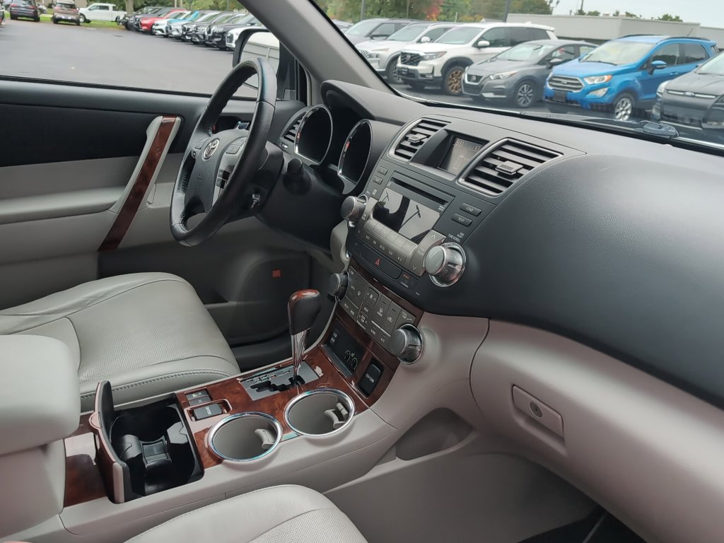 Used 2012 Toyota Highlander Limited w/ Tow Pkg AWD/4WD image 8