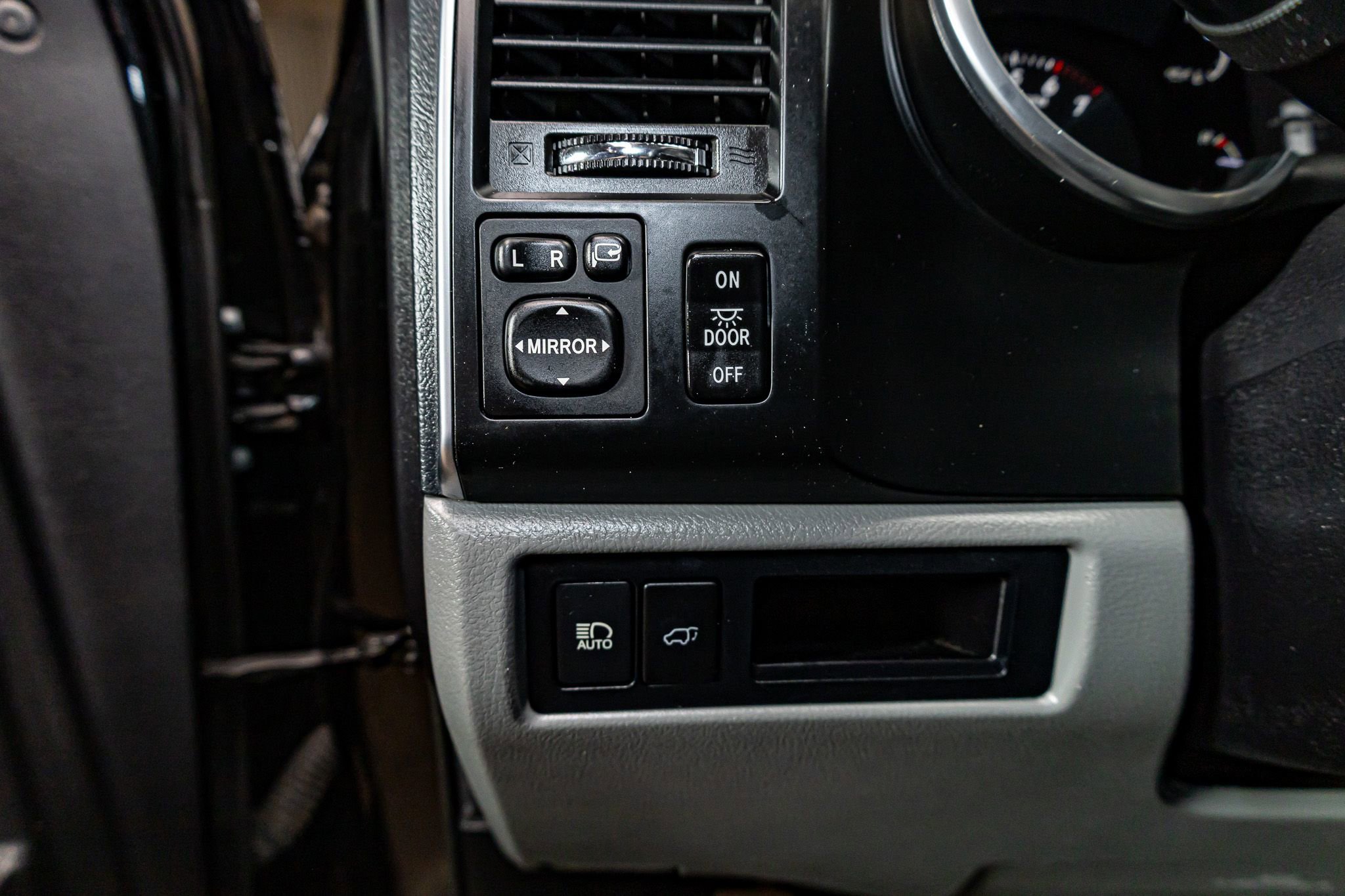 Used 2022 Toyota Sequoia Limited image 16