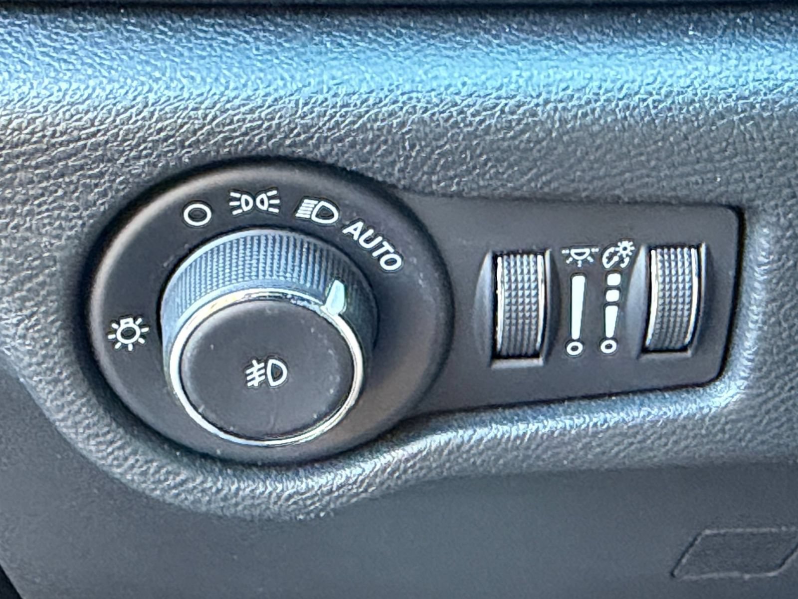 Used 2025 Chrysler Pacifica Limited FWD image 38