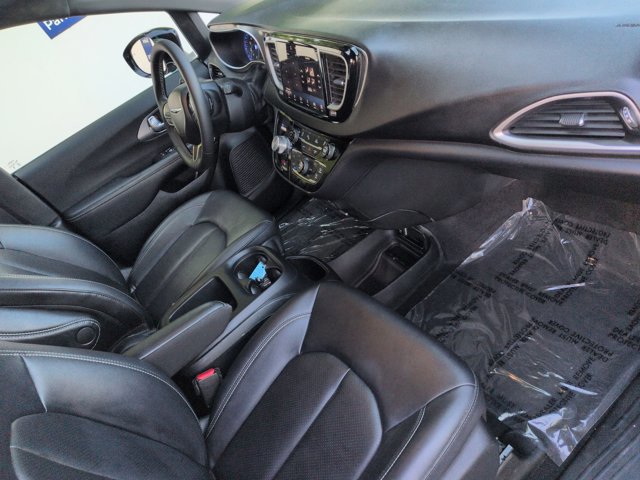 Used 2025 Chrysler Pacifica Select image 21
