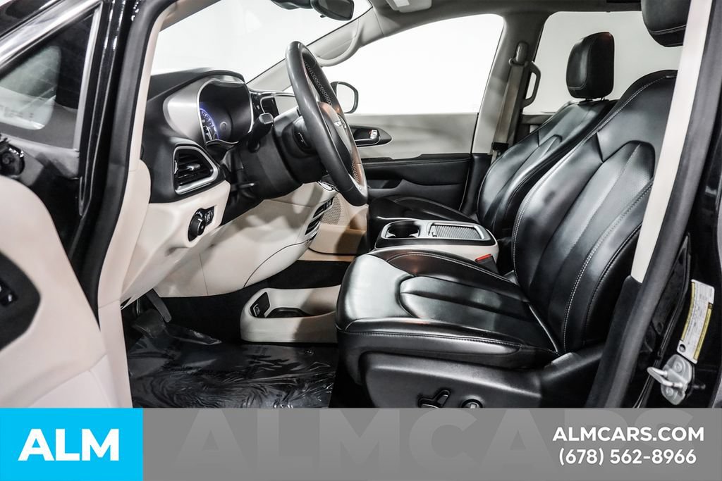 Used 2023 Chrysler Pacifica Touring-L FWD image 16