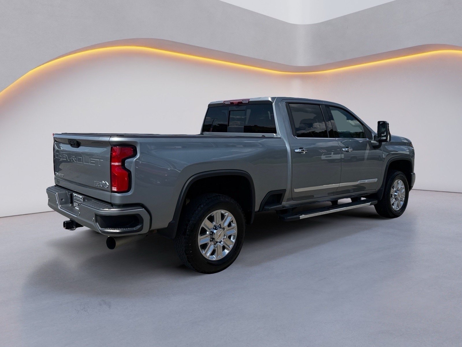 Used 2024 Chevrolet Silverado 2500 High Country w/ High Country Premium Package AWD/4WD image 3
