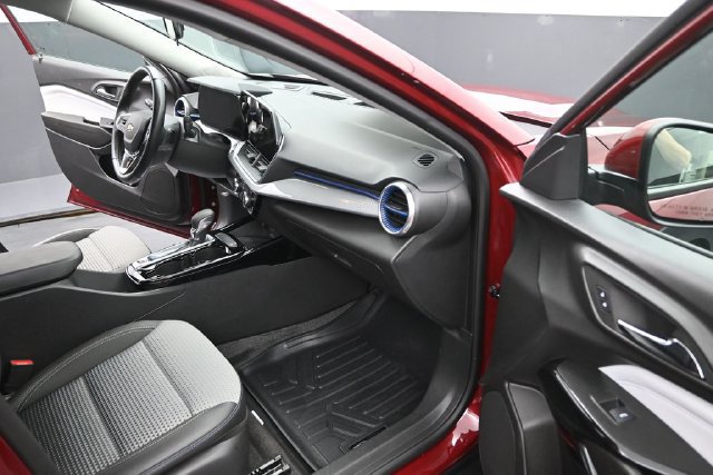 Used 2024 Chevrolet Trax LT w/ Sunroof Package FWD image 17