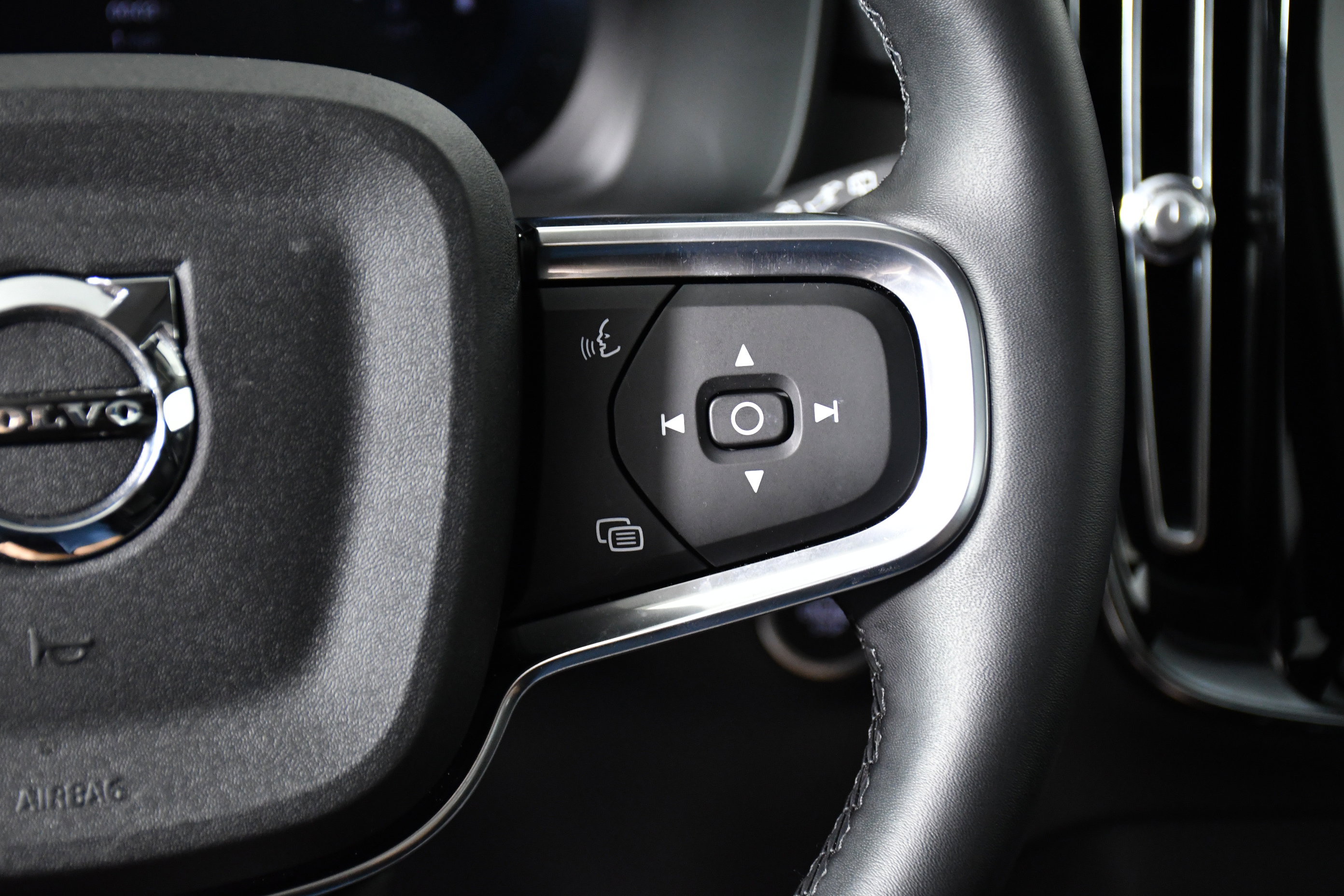 Used 2025 Volvo XC40 B5 Plus image 13