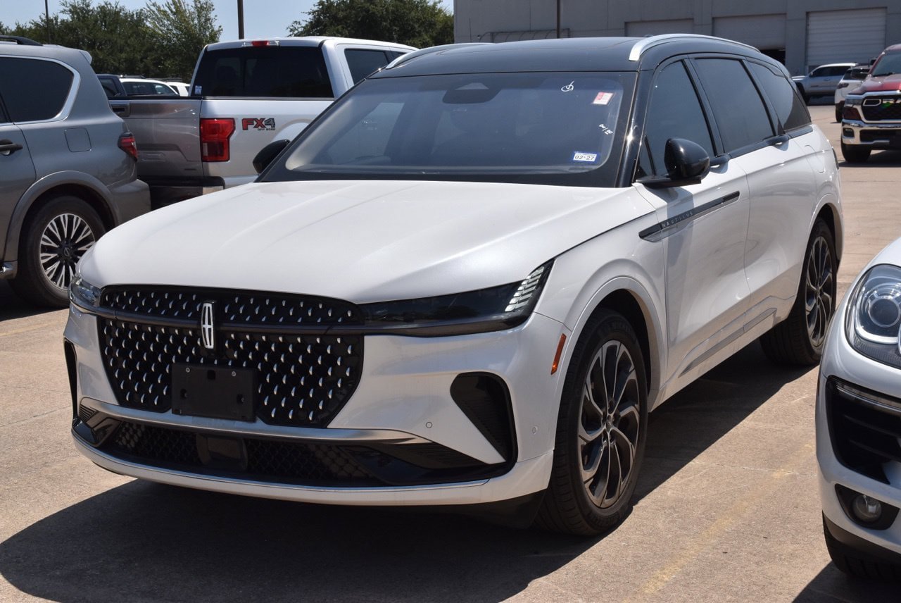 Certified 2024 Lincoln Nautilus Reserve w/ Equipment Group 202A AWD/4WD image 2