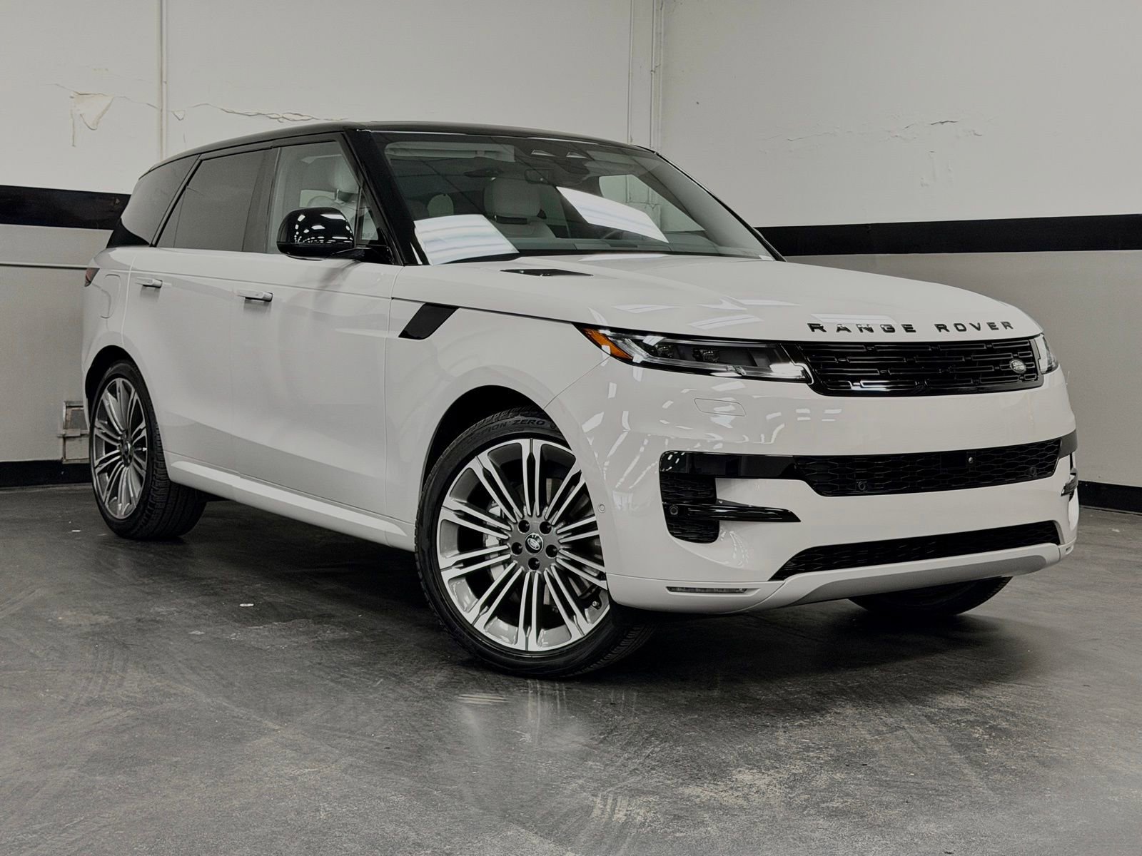 Used 2024 Land Rover Range Rover Sport SE image 2