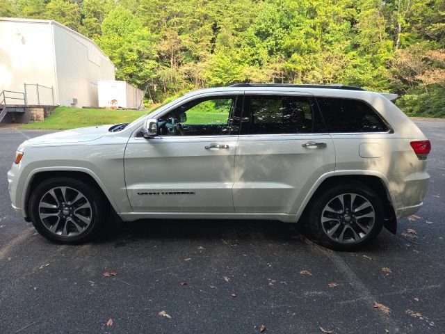 Used 2017 Jeep Grand Cherokee Overland w/ Jeep Active Safety Group AWD/4WD image 11