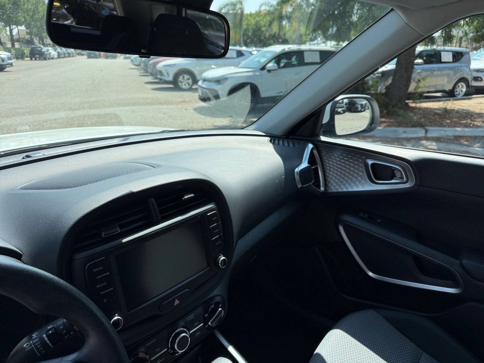 Used 2025 Kia Soul LX w/ LX Technology Package FWD image 31