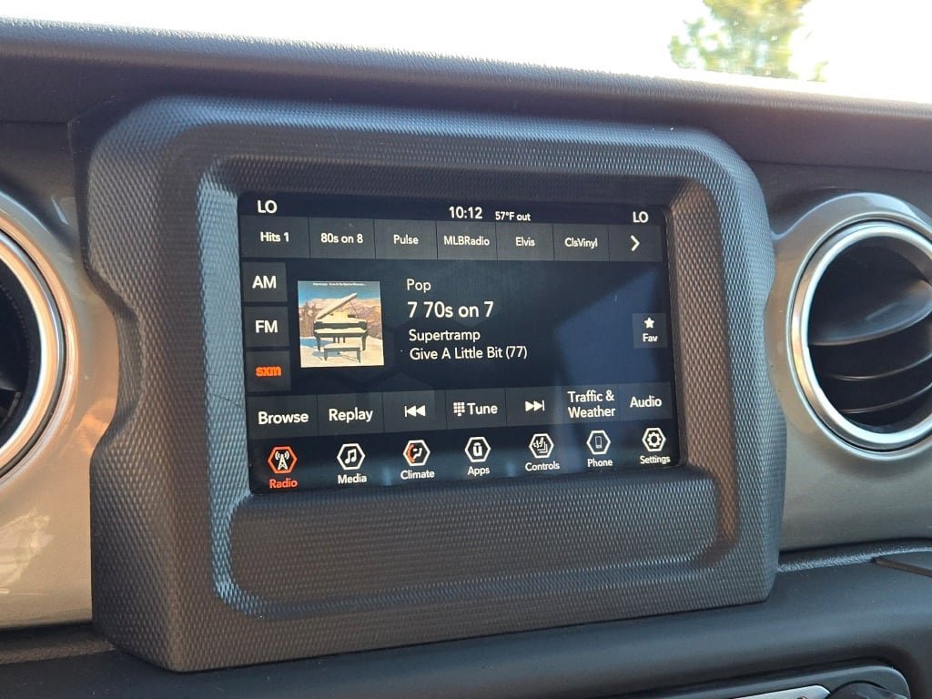 Used 2018 Jeep Wrangler Unlimited Sahara w/ Cold Weather Group image 28