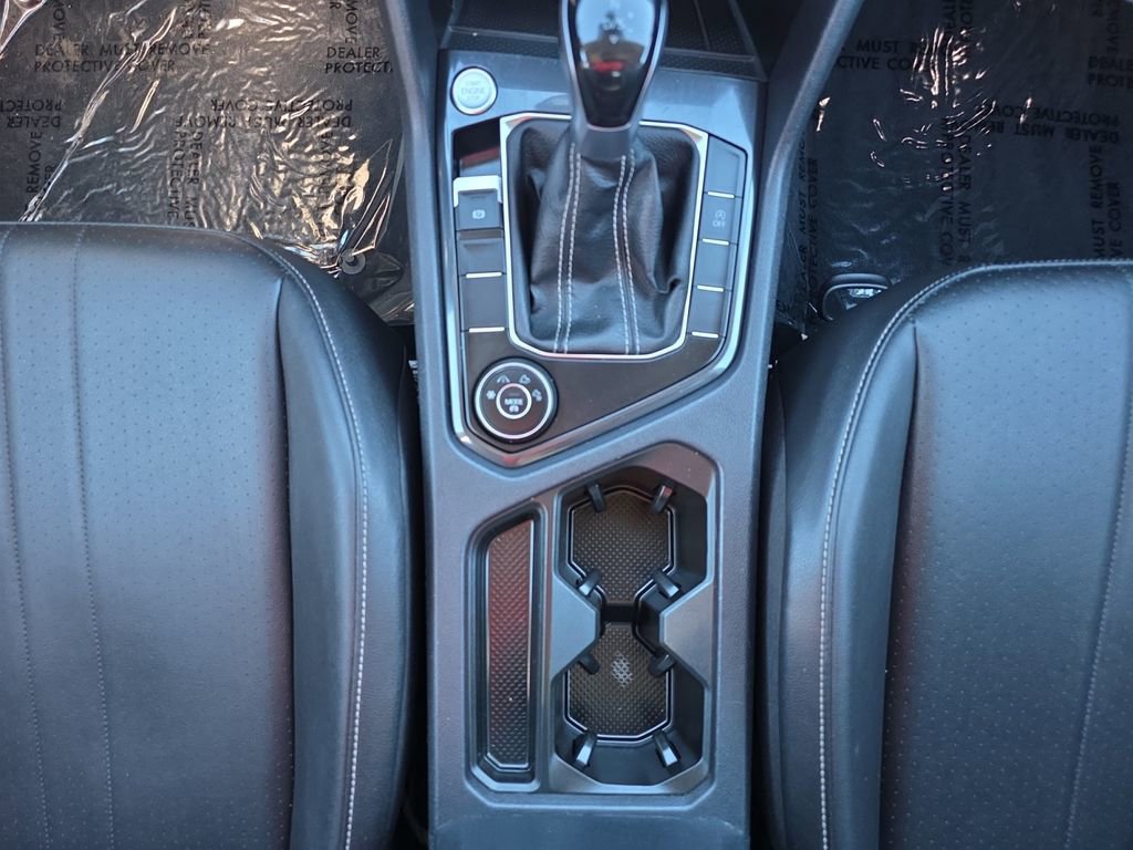 Used 2023 Volkswagen Tiguan SE w/ Panoramic Sunroof Package image 11