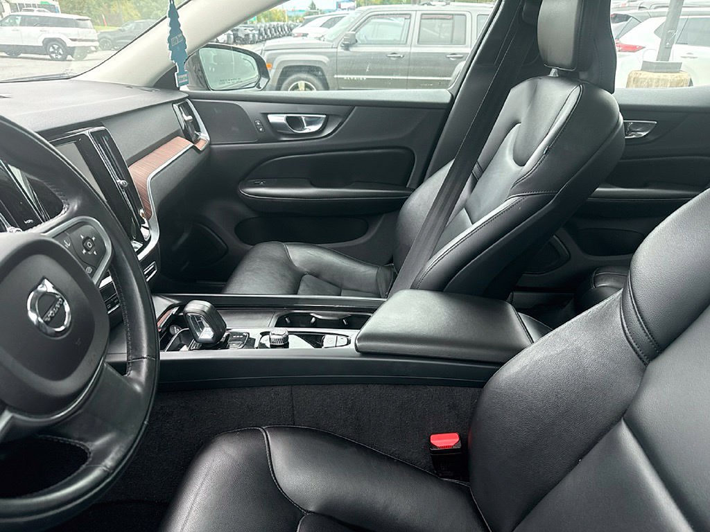 Used 2022 Volvo S60 B5 Momentum w/ Premium Package FWD image 4
