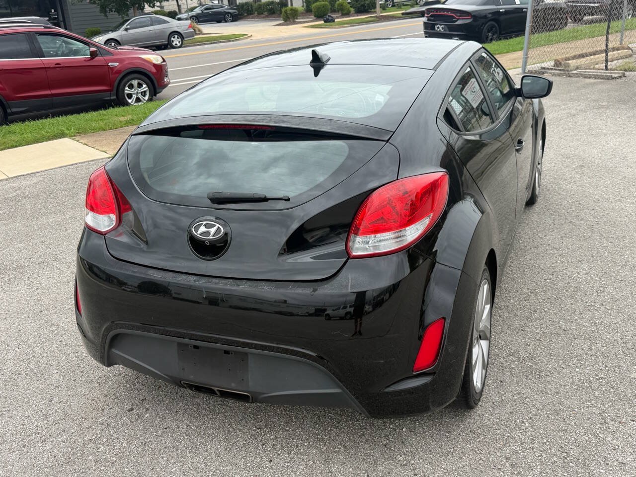 Used 2017 Hyundai Veloster FWD image 3