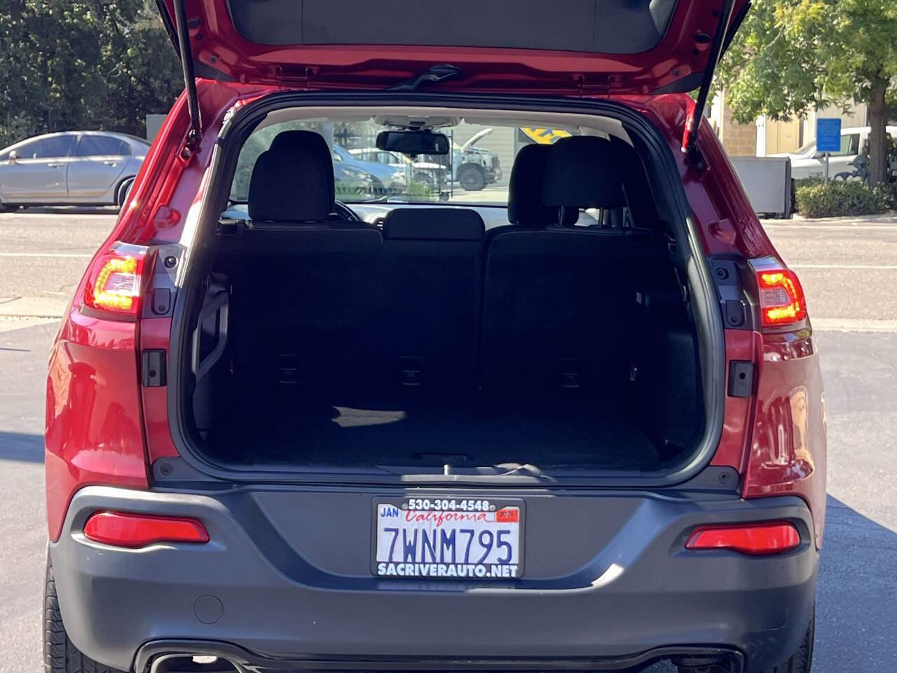 Used 2017 Jeep Cherokee Sport image 6