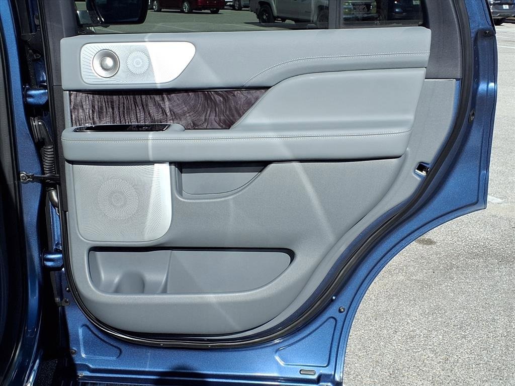 Used 2020 Lincoln Navigator Reserve w/ Luxury Package image 14