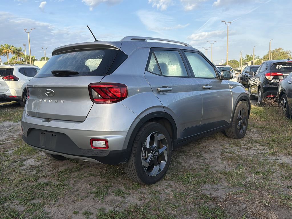 Used 2024 Hyundai Venue SEL image 4