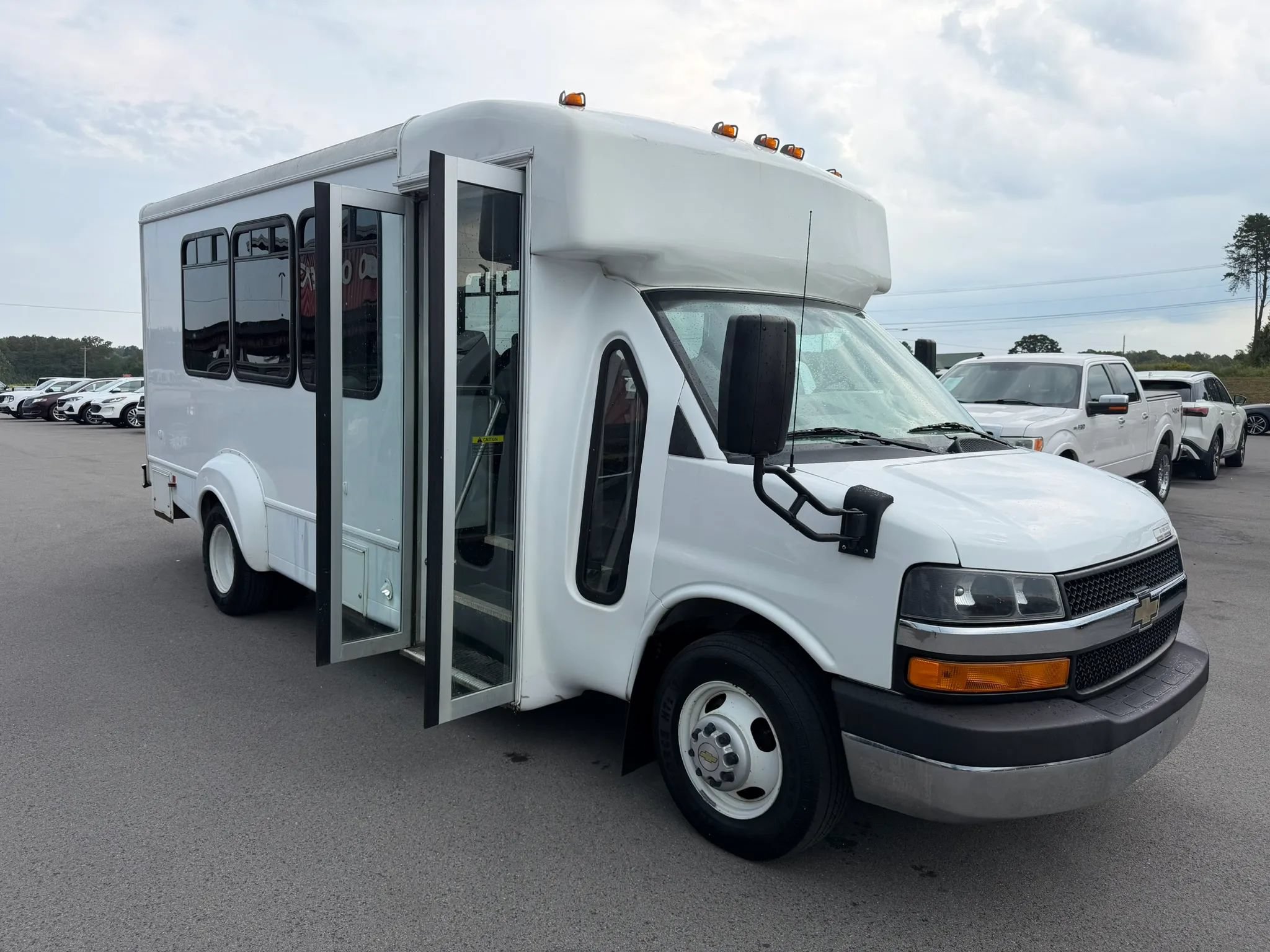 Used 2016 Chevrolet Express 4500 w/ Shuttle Bus Package RWD image 1