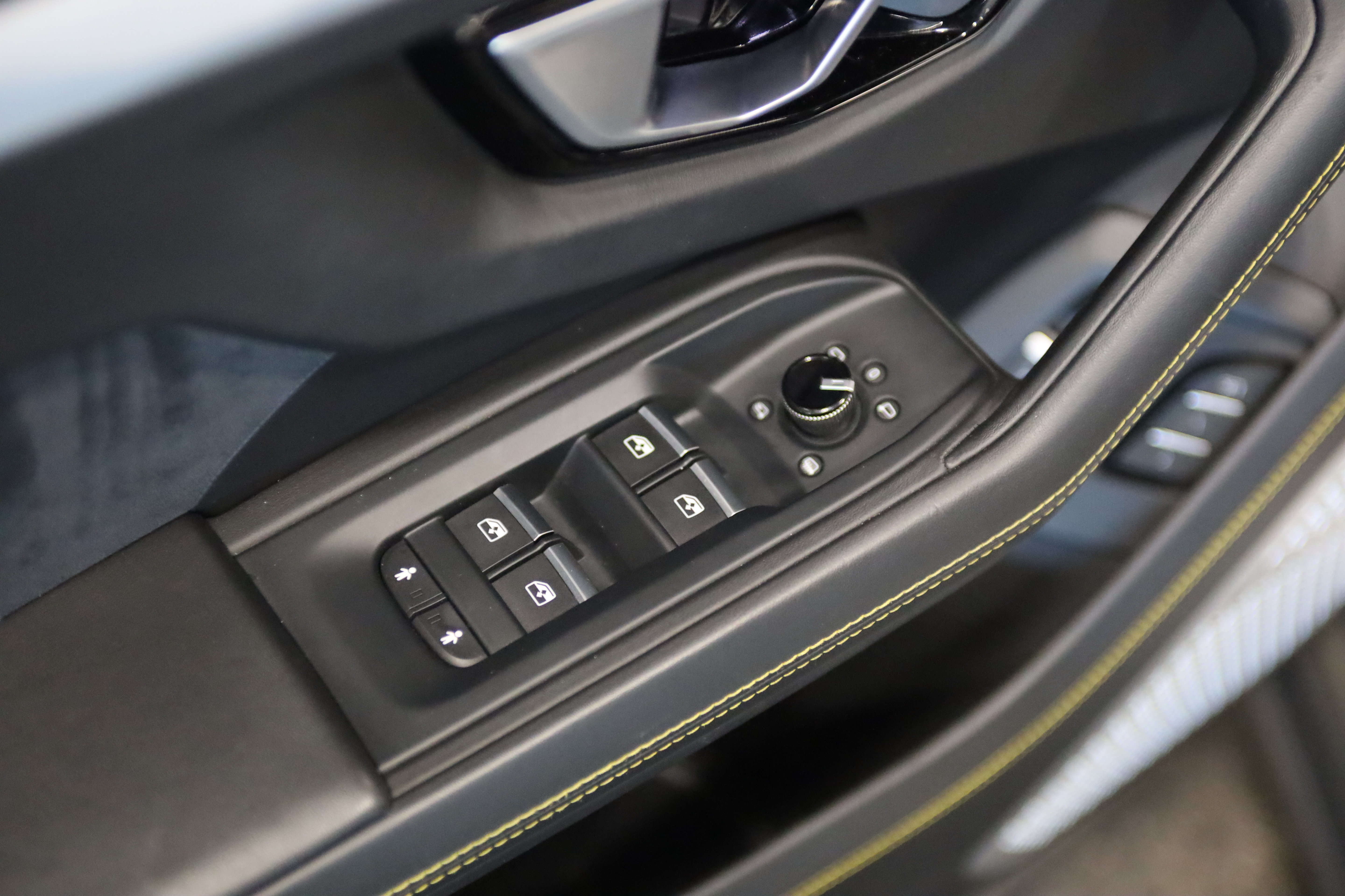 Used 2019 Lamborghini Urus AWD/4WD image 15