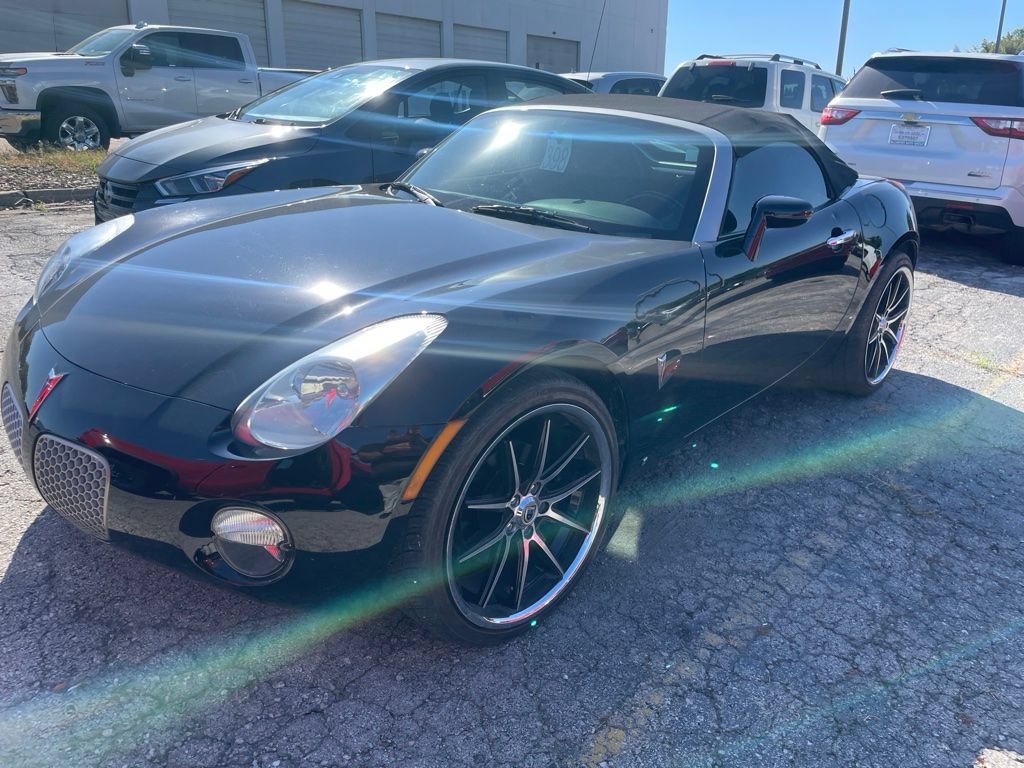 Used 2007 Pontiac Solstice Convertible w/ Premium Package RWD image 2
