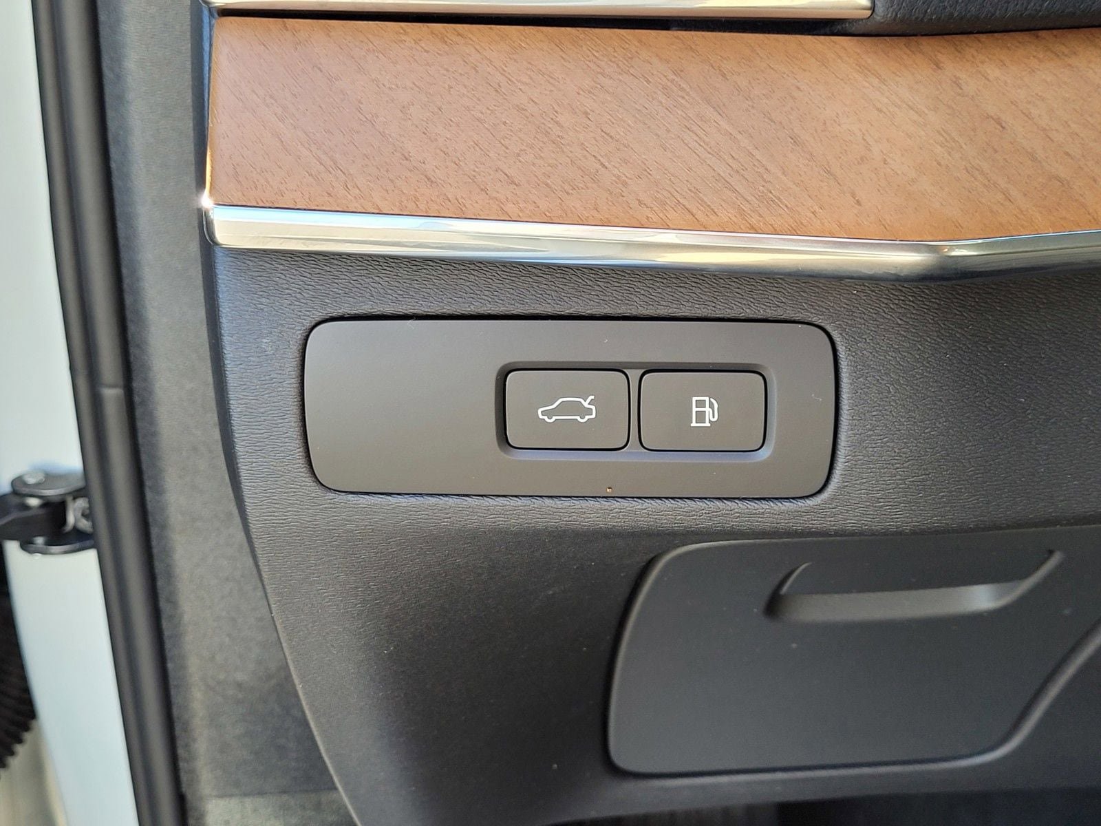 Certified 2025 Volvo XC90 T8 Plus w/ Protection Package Premier AWD/4WD image 18