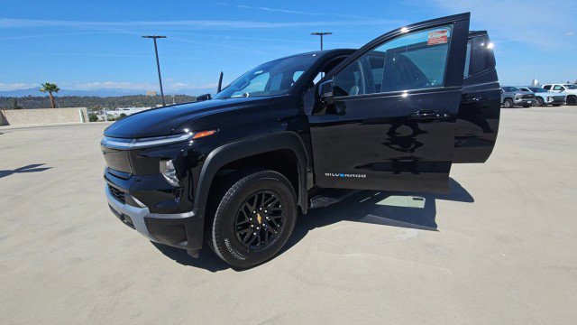 Used 2025 Chevrolet Silverado EV LT w/ LT Premium Package AWD/4WD image 4