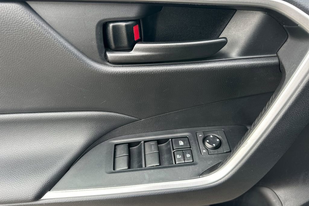 Used 2021 Toyota RAV4 LE FWD image 11