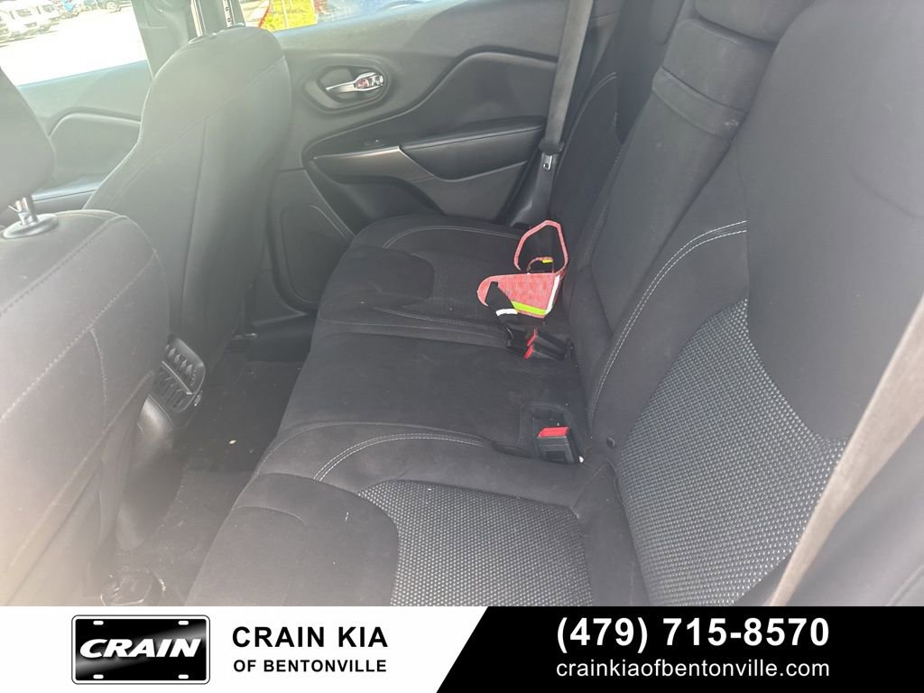 Used 2019 Jeep Cherokee Latitude w/ Popular Appearance Group FWD image 14