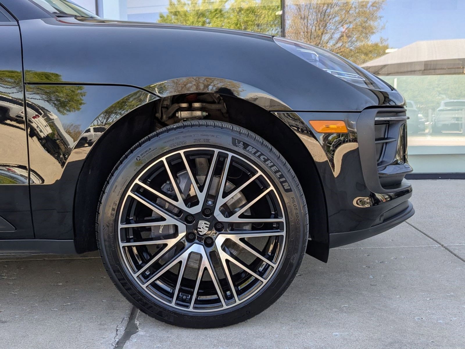 Certified 2025 Porsche Macan image 11