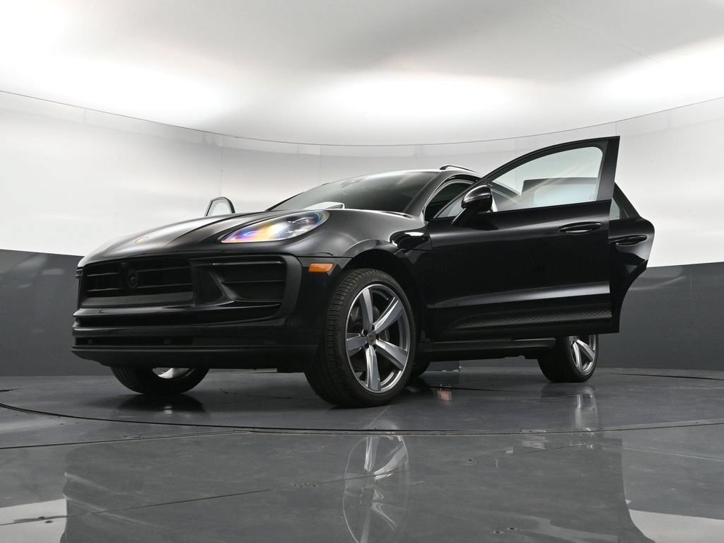 Certified 2024 Porsche Macan AWD/4WD image 37