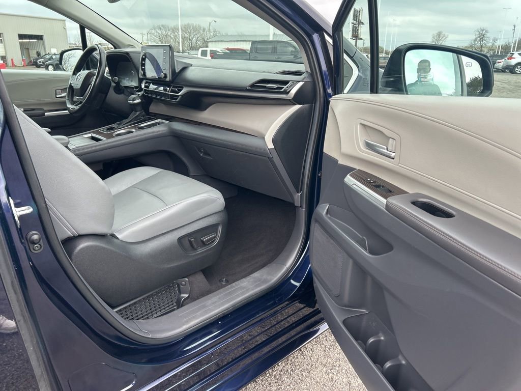Used 2024 Toyota Sienna XLE w/ XLE Plus Package image 19