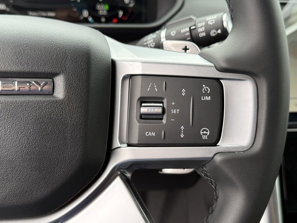 New 2025 Land Rover Discovery Dynamic SE image 18