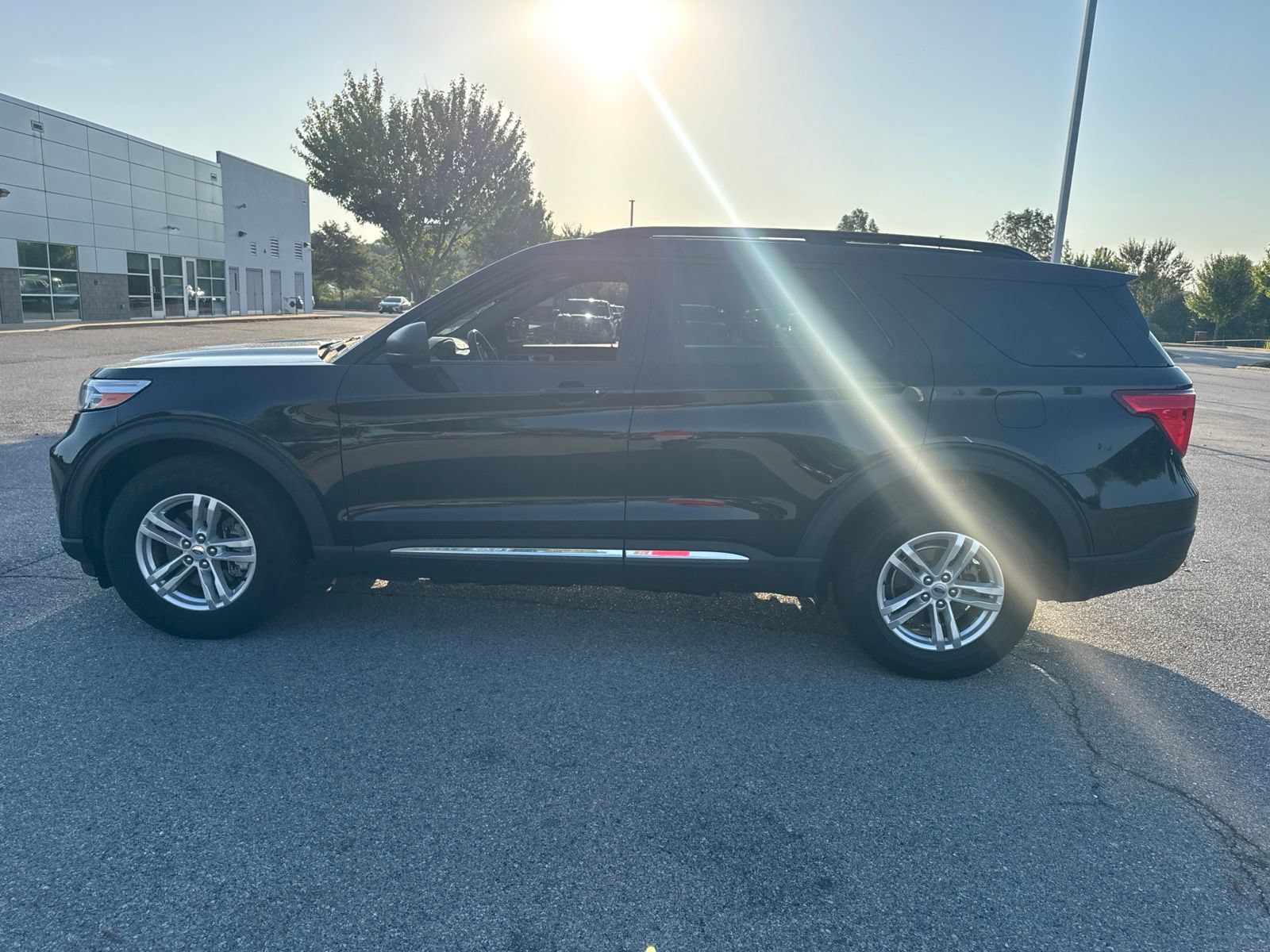 Used 2022 Ford Explorer XLT w/ Equipment Group 202A AWD/4WD image 9
