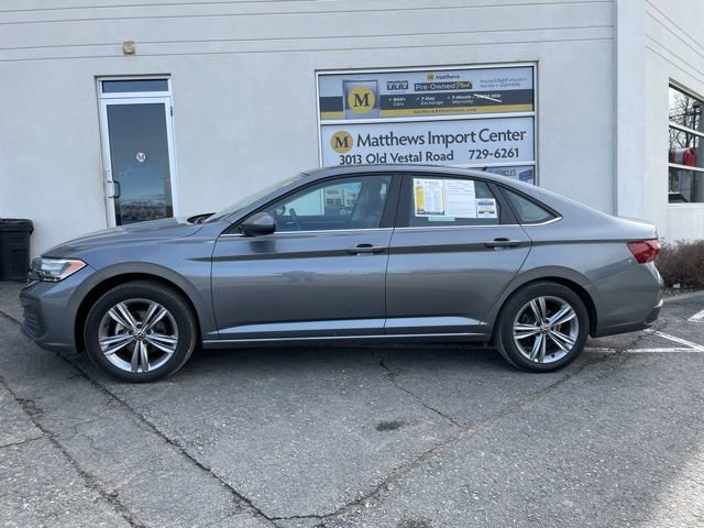 Used 2023 Volkswagen Jetta SE image 2