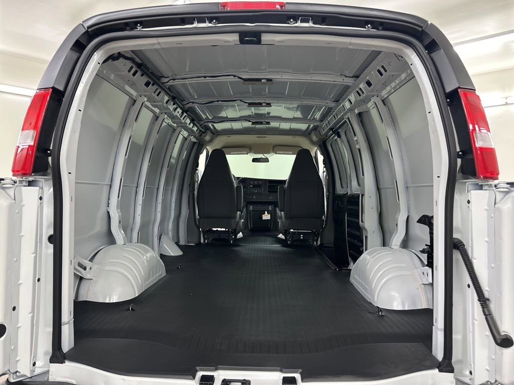 New 2026 GMC Savana 2500 w/ Driver Convenience Package RWD image 22