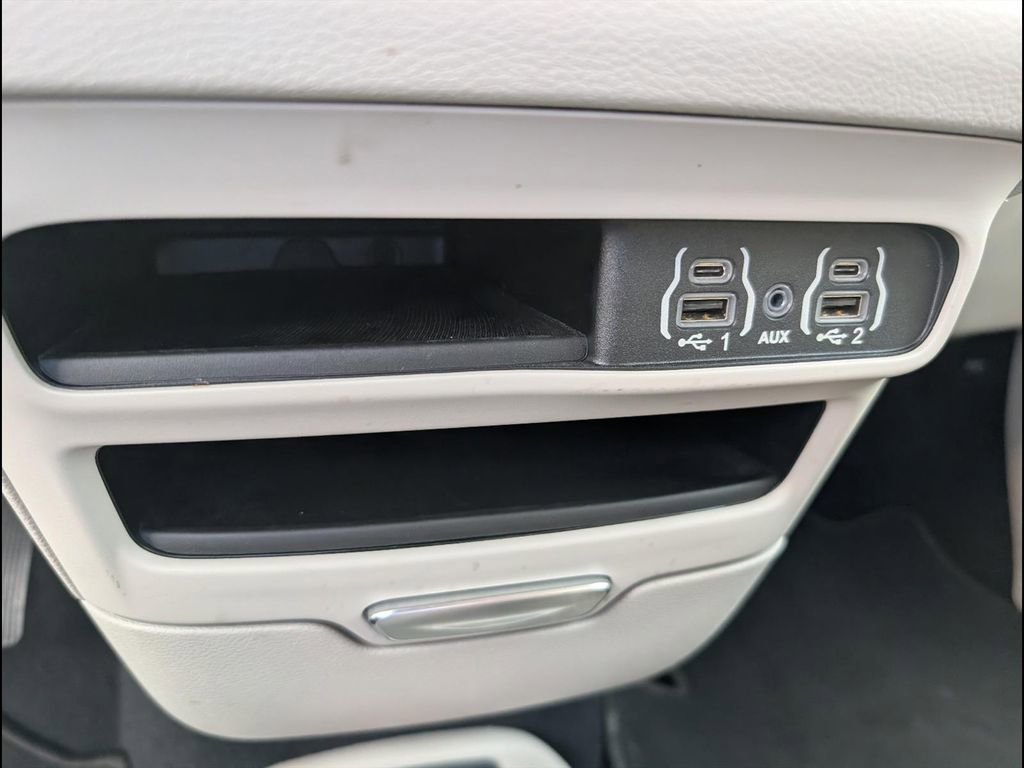 Used 2022 Chrysler Voyager LX image 17
