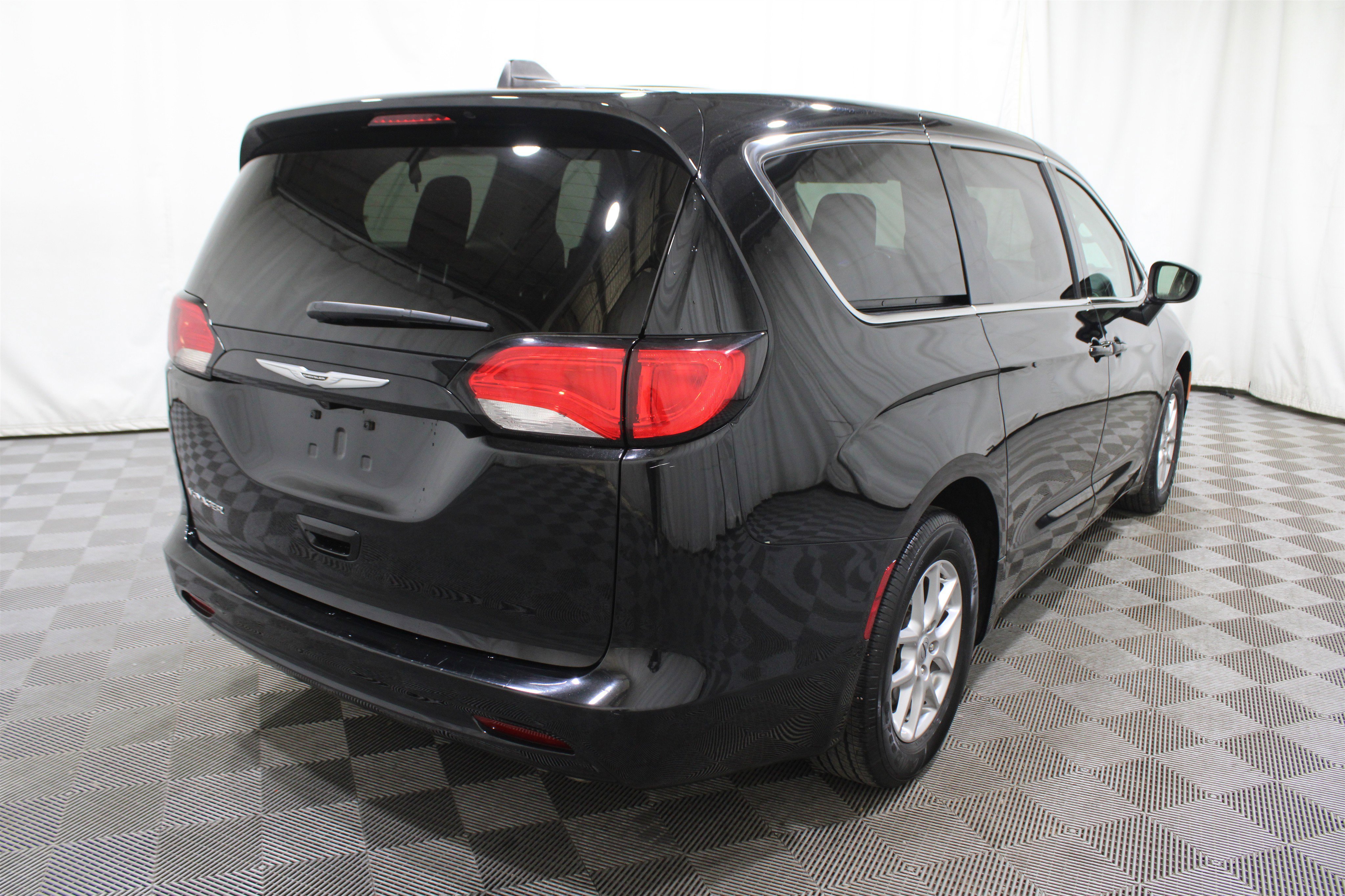 Used 2024 Chrysler Voyager LX image 34