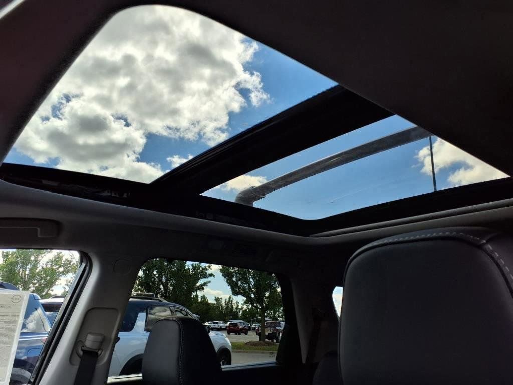 New 2025 Nissan Pathfinder Platinum w/ Black Appearance Package image 10