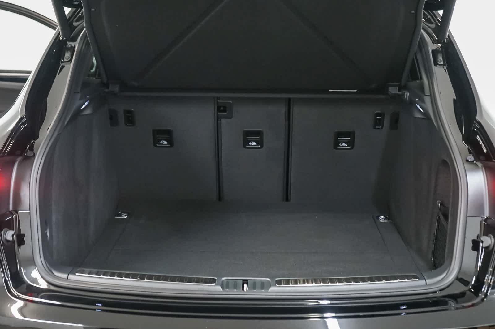 Certified 2026 Porsche Macan AWD/4WD image 32