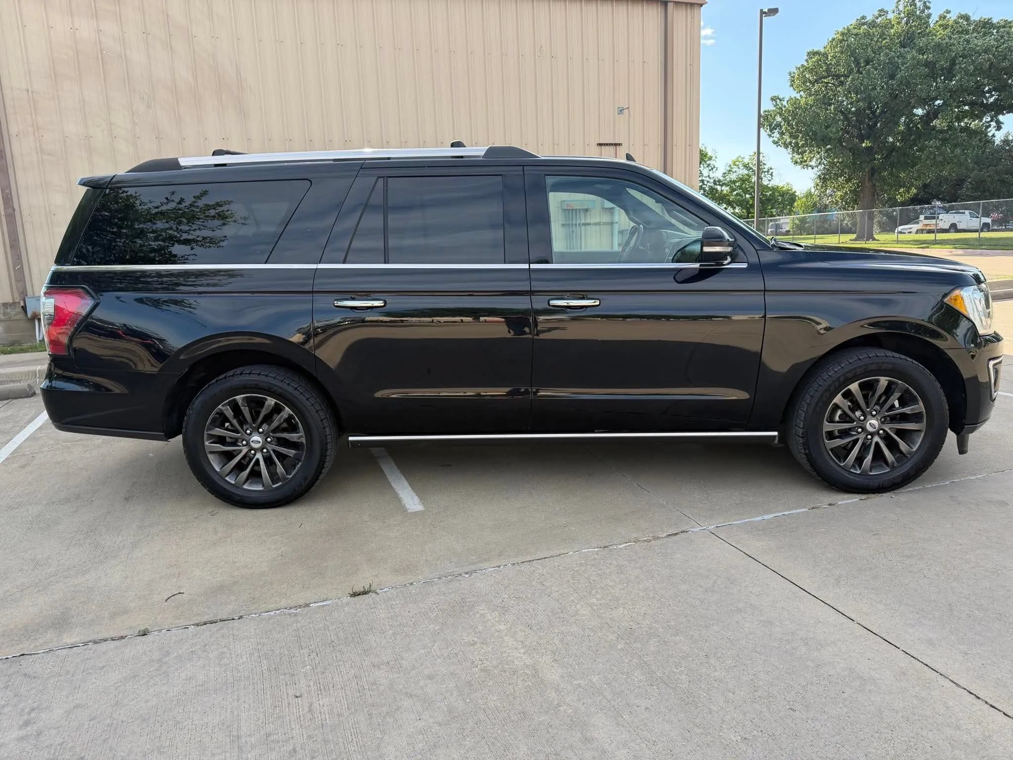 Used 2019 Ford Expedition Max Limited RWD image 4