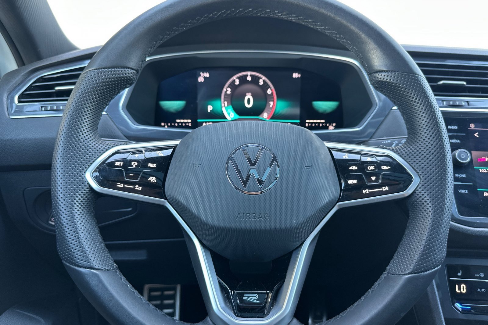 Used 2022 Volkswagen Tiguan SE R-Line image 23