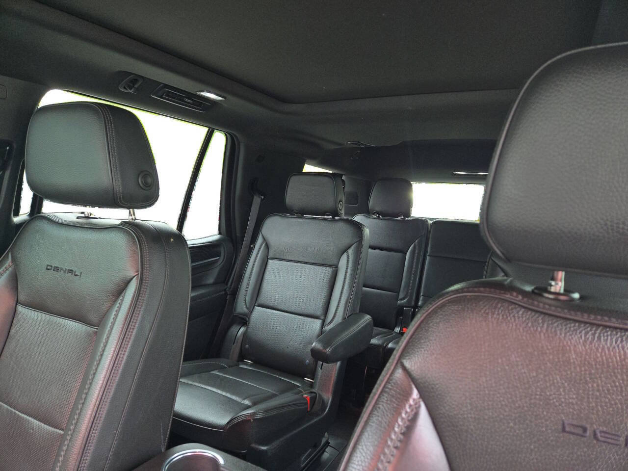 Used 2021 GMC Yukon Denali w/ Advanced Technology Package AWD/4WD image 10