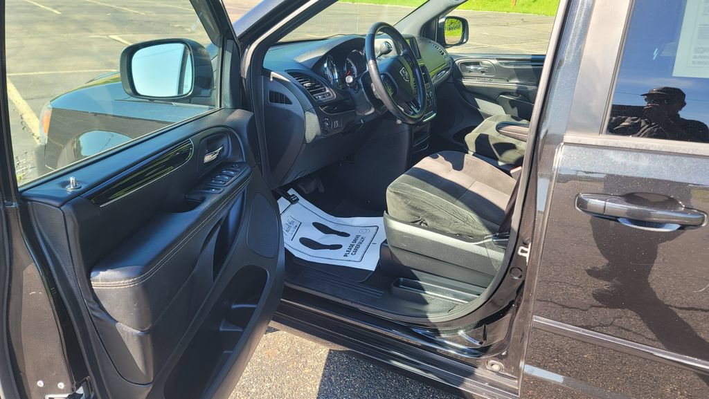 Used 2016 Dodge Grand Caravan SE FWD image 18