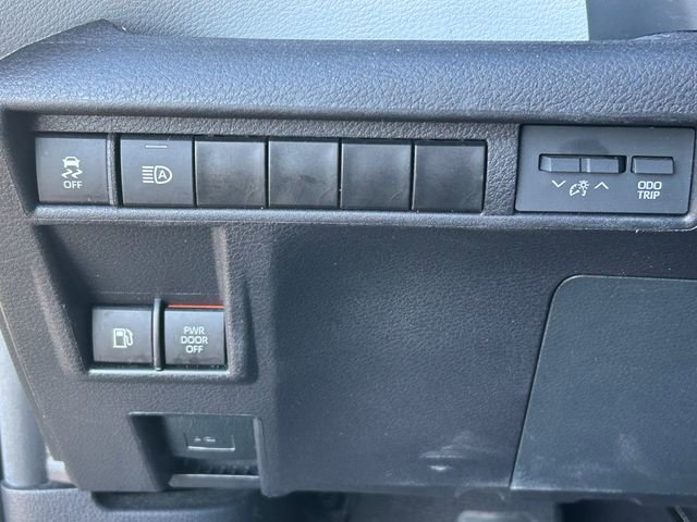 Used 2025 Toyota Sienna XLE image 24