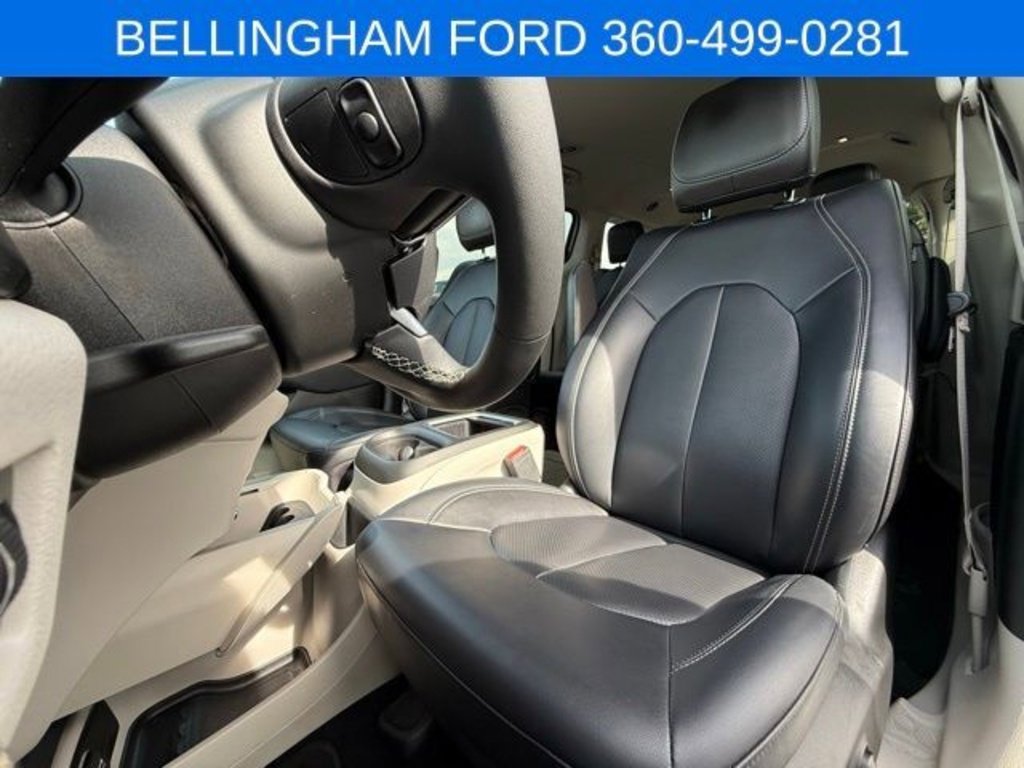 Used 2024 Chrysler Pacifica Touring-L image 20