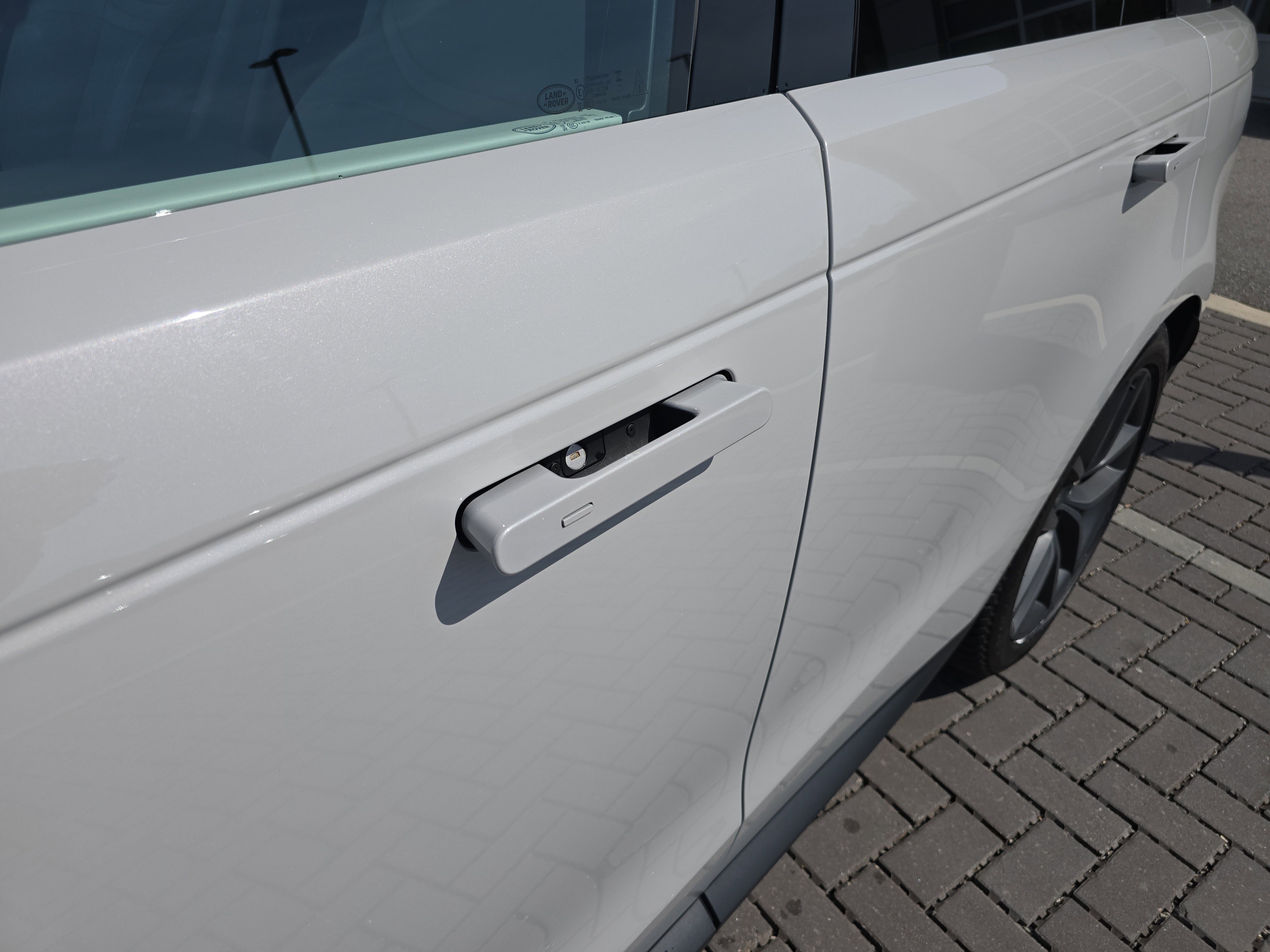 Used 2025 Land Rover Range Rover Sport SE AWD/4WD image 13