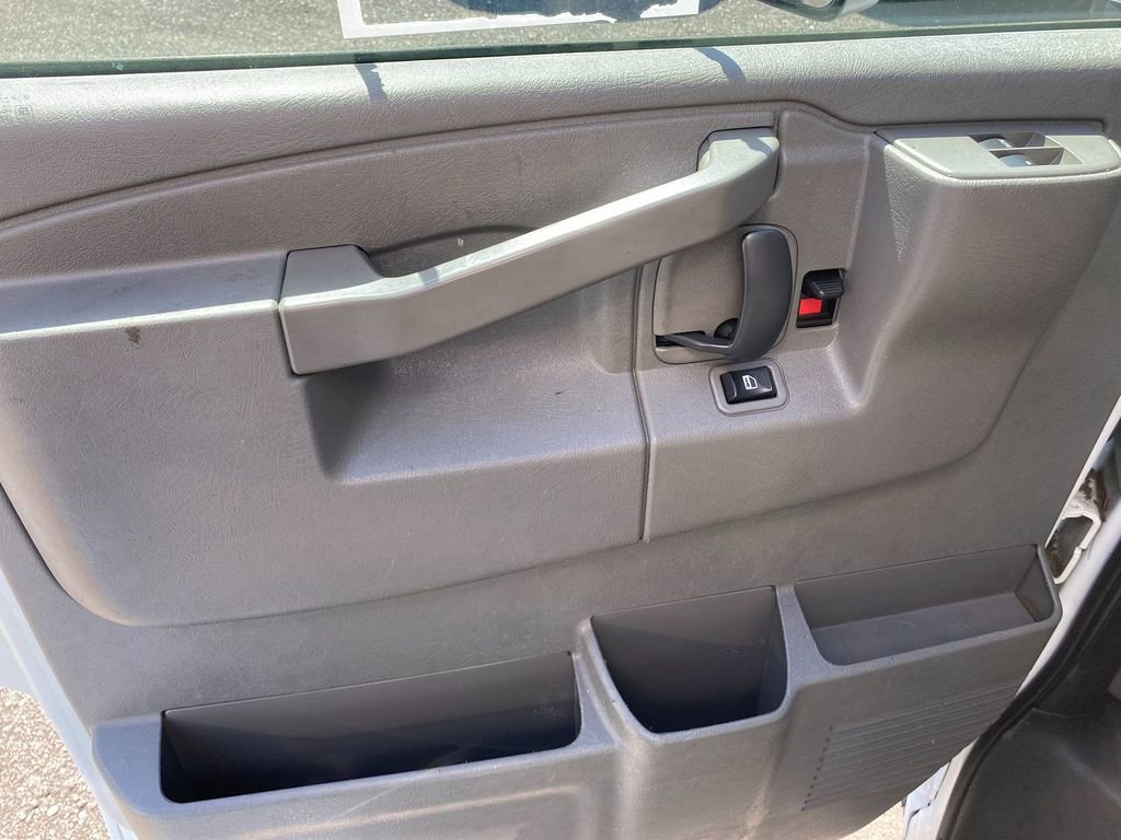 Used 2017 GMC Savana 3500 Extended image 9