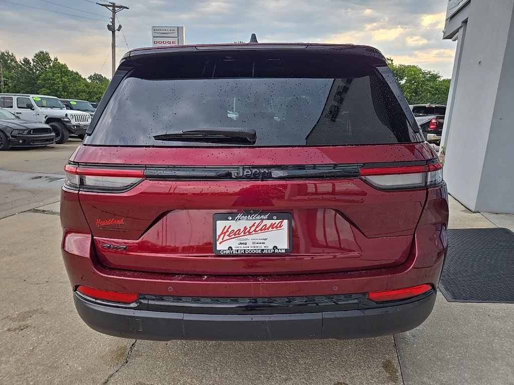 Used 2023 Jeep Grand Cherokee Altitude AWD/4WD image 9